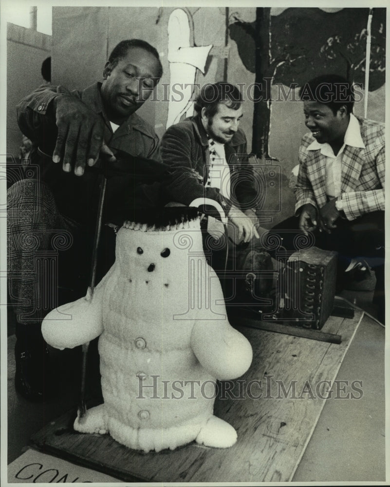 1976 Press Photo Andres A. Douglas and others in a shop. - noa94086 - Historic Images