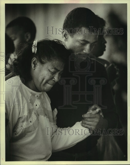 1988 Press Photo Enola Douglas, grandmother of burn victims, being comfored - Historic Images
