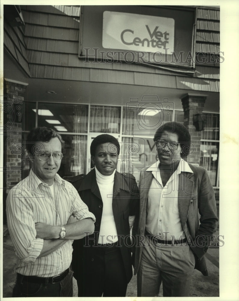 1982 Press Photo Harry Doughtry and others outside Vet Center. - noa94097 - Historic Images