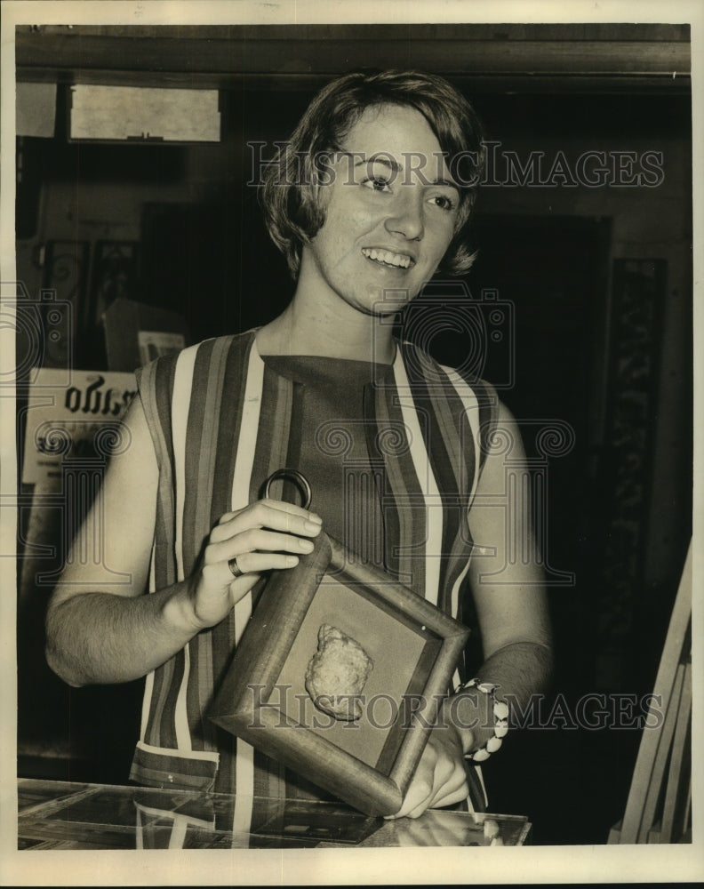 1965 Press Photo Miss Pat Mylie holds a framed doughnut. - noa94107 - Historic Images