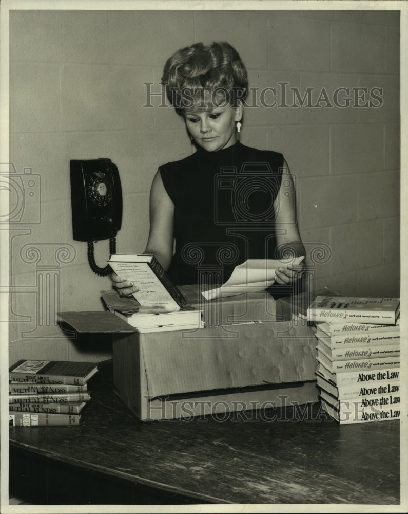 1968 Press Photo Miss Deldon Donohue of Jeff Library&#39;s Order Department-Historic Images