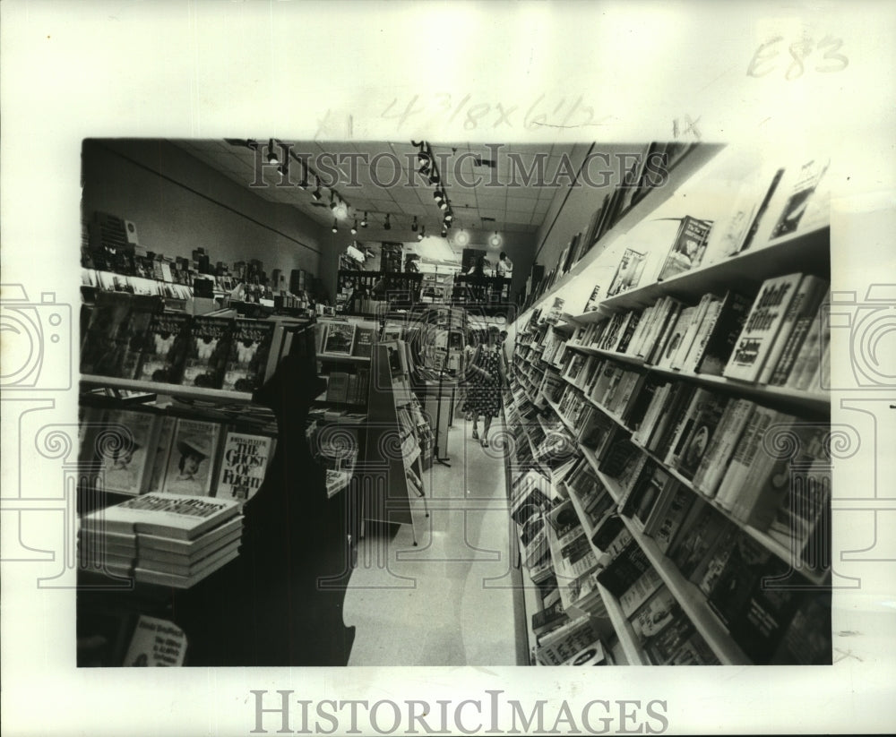 1977 Press Photo Book Sales on Egypt Rise at Dolpen Book Shop - noa94249 - Historic Images