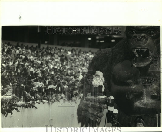 1987 Press Photo Doll and Toy Fund - Gorilla Holds Santa Clause Doll - noa94269 - Historic Images