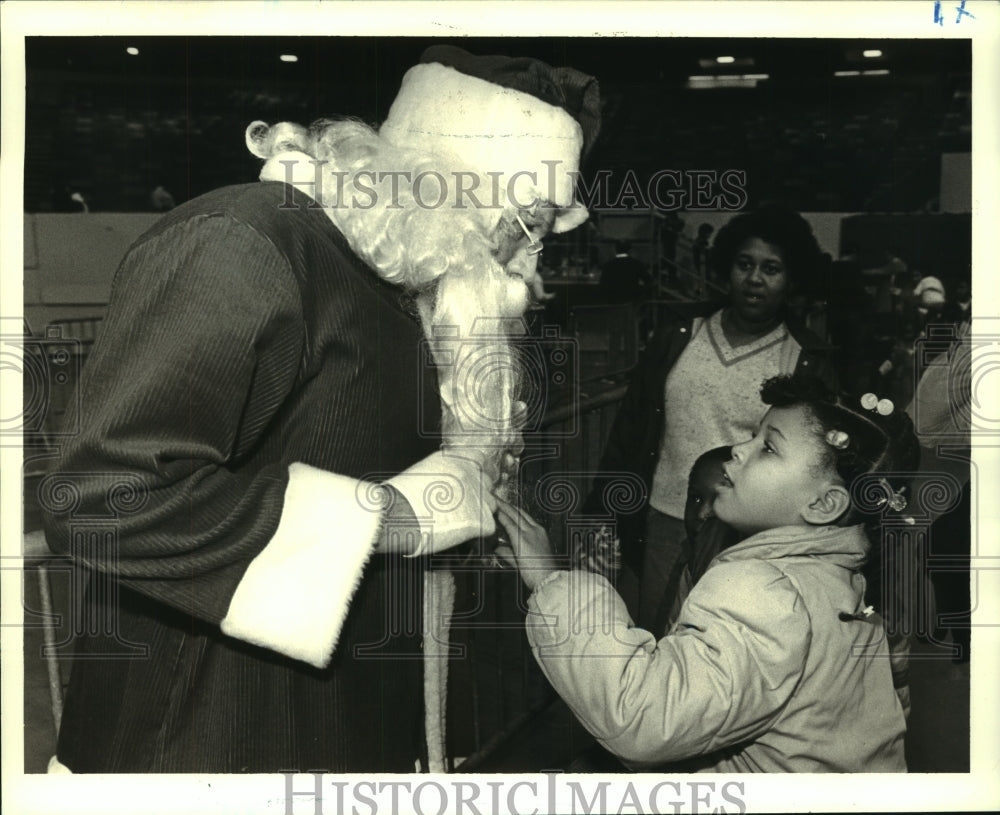 1986 Press Photo Omeko McCrainey with Santa at the Doll and Toy Fund - noa94271 - Historic Images