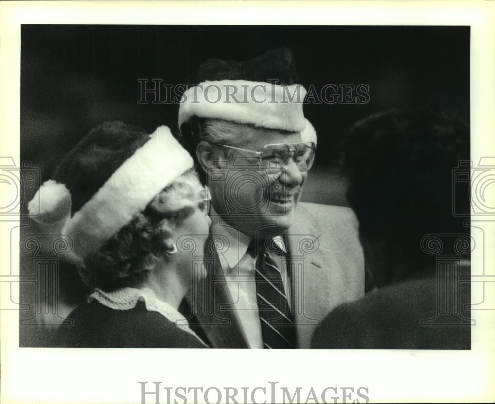 1990 Press Photo New Orleans Mayor Barthelemy at Doll &amp; Toy Fund Volunteers - Historic Images