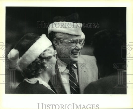 1990 Press Photo New Orleans Mayor Barthelemy at Doll & Toy Fund Volunteers - Historic Images
