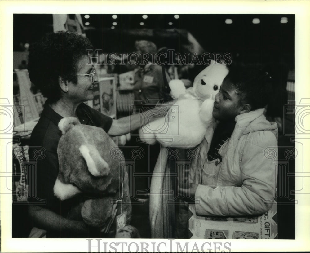 1990 Press Photo Gloria Cash Receives Teddy Bear from Doll and Toy Volunteer - Historic Images