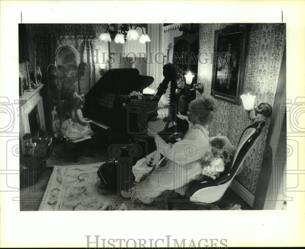 1990 Press Photo Leslie Korshaks dollhouse, interior of the music room. - Historic Images