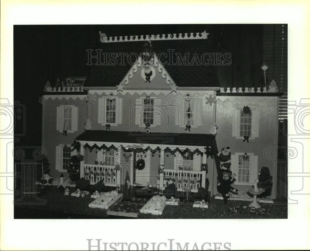 1995 Press Photo Bernice Peuler&#39;s Childhood Dream Dollhouse with Christmas decor - Historic Images