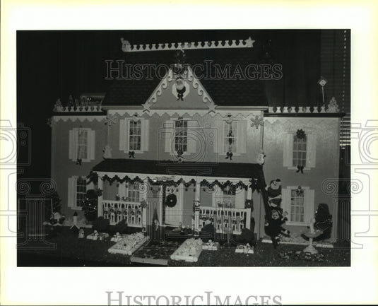 1995 Press Photo Bernice Peuler's Childhood Dream Dollhouse with Christmas decor - Historic Images