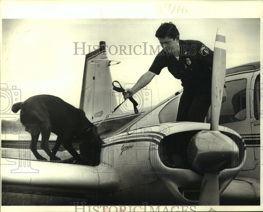 1985 Press Photo Mickey Sniffs for Illegal Narcotics with Handler R. Ellison - Historic Images