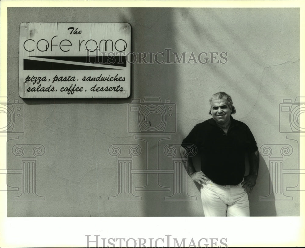 1993 Press Photo Halul Dogru, Owner of Cafe Roma, at his Restaurant - noa94336 - Historic Images