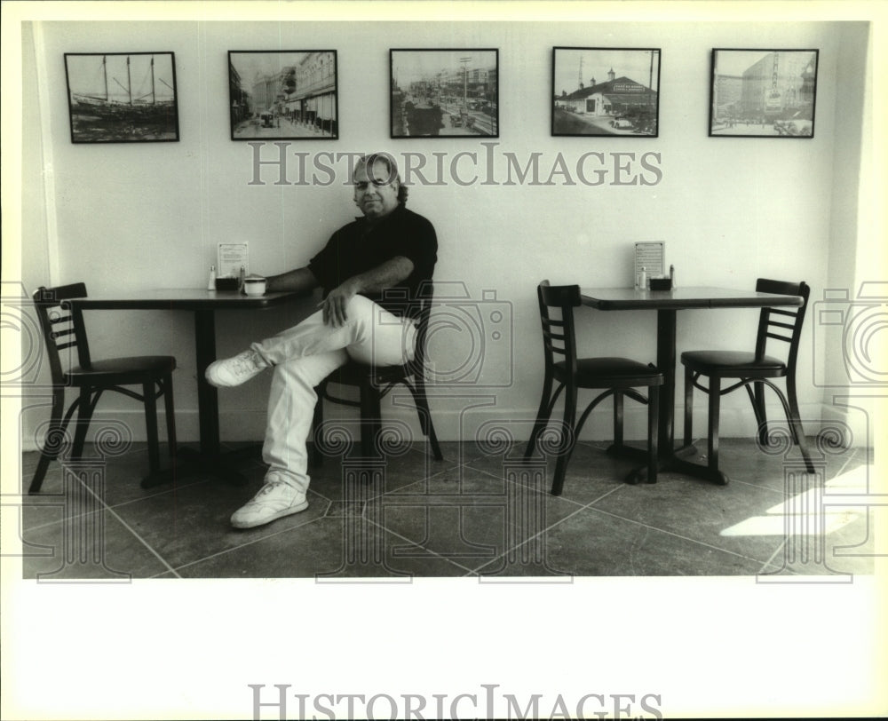 1993 Press Photo Halul Dogru, Owner of Cafe Roma, sitting in Dining Room - Historic Images