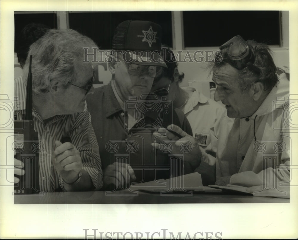 1990 Press Photo Bill Dobson &amp; others discuss chemical leak of 18-wheeler - Historic Images