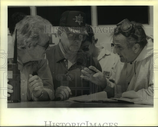1990 Press Photo Bill Dobson & others discuss chemical leak of 18-wheeler - Historic Images