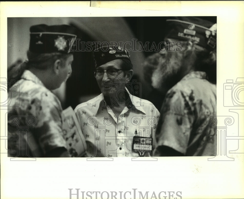 1991 Press Photo Leland A. DuBois chats with veterans at the VFW convention. - Historic Images