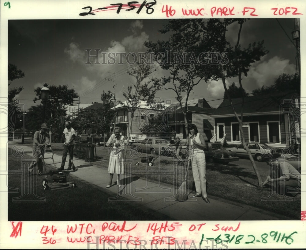 1986 Press Photo Volunteers help clean up Dublin Park in Louisiana. - noa94381 - Historic Images