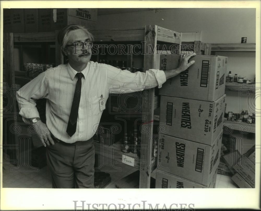 1989 Press Photo Les Dodd, director of Kenner Food Bank, with items at facility. - Historic Images