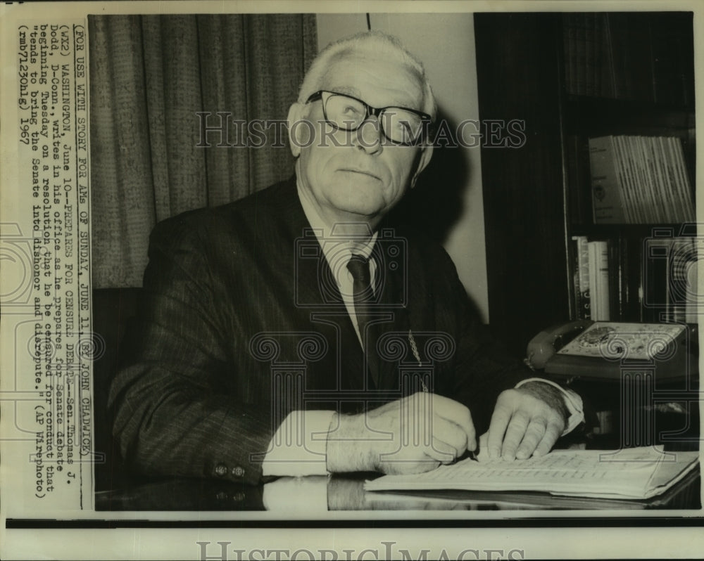 1967 Press Photo Senator Thomas J. Dodd prepares for Senate debate. - noa94409-Historic Images