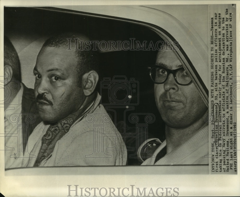 1962 Press Photo Cornelius Drummond charged with passing secrets, with officers - Historic Images
