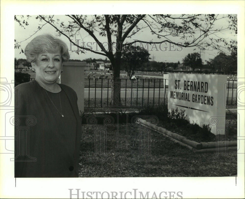 1992 Press Photo Alyce Dornan sells cemetery plots at St. Bernard Memorial. - Historic Images