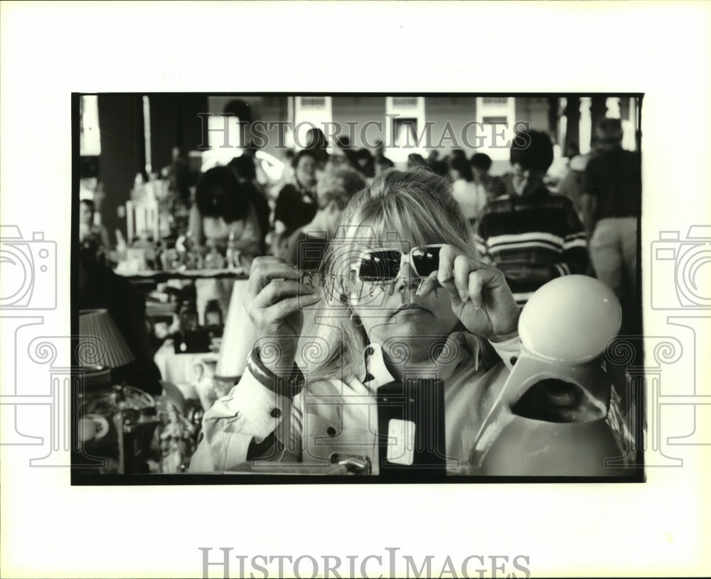 Press Photo Mary Dorouse of Metairie checks out charm bracelet at Gretna Market - Historic Images