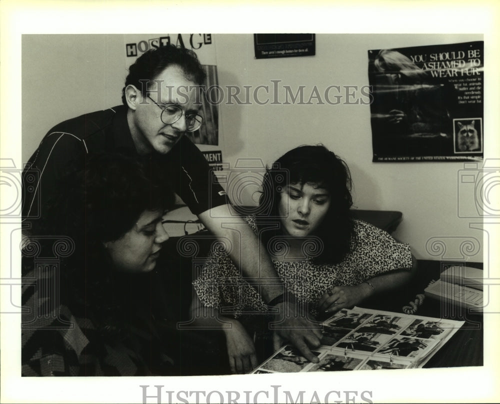 1990 Press Photo Jeff Dorson of L.I.S.A. with some local members - noa94475 - Historic Images