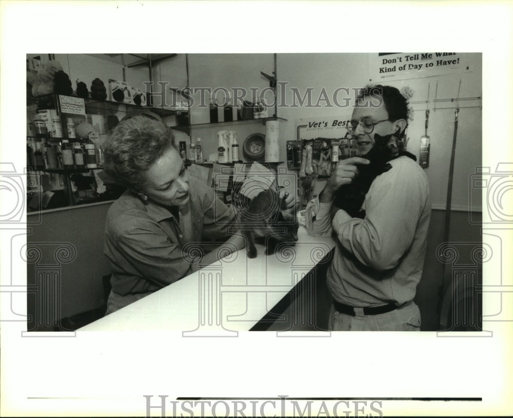 1993 Press Photo Jeff Dorson and Anne Bell of L.I.S.A. inspect a kitten - Historic Images