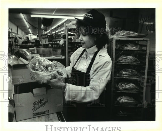 1992 Press Photo Mary Lou Boudreaux boxes turkey up at Dorignac's Deli - Historic Images