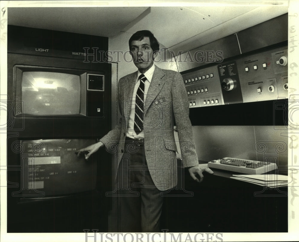 1981 Press Photo Greg Dore of General Electric in Lighting Education Odyssey. - Historic Images