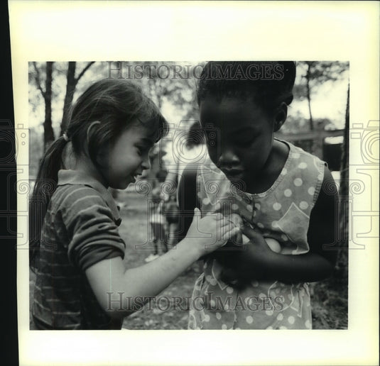 1991 Press Photo Kiara Cook ad Josephine Ray hunt Easter eggs in Slidell. - Historic Images