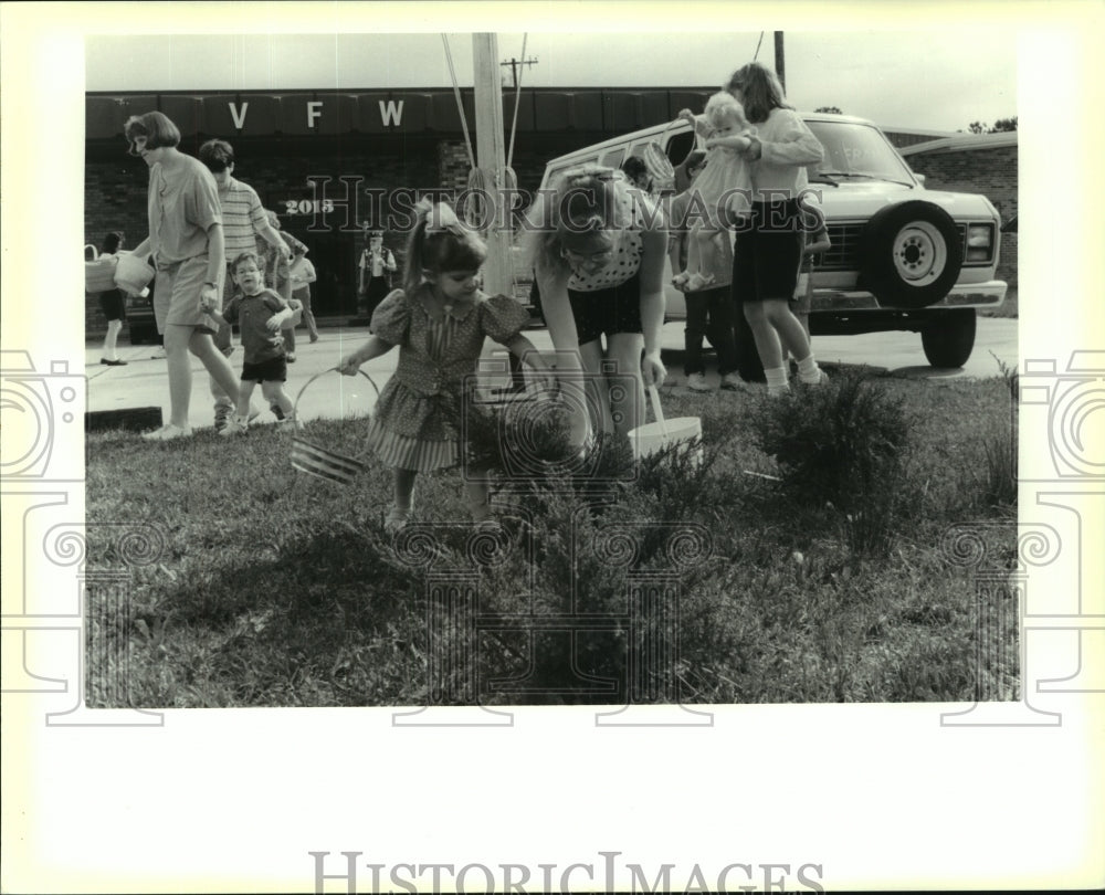 1991 Press Photo Amanda Williams and Jewel Huffman hunt Easter eggs in Covington - Historic Images