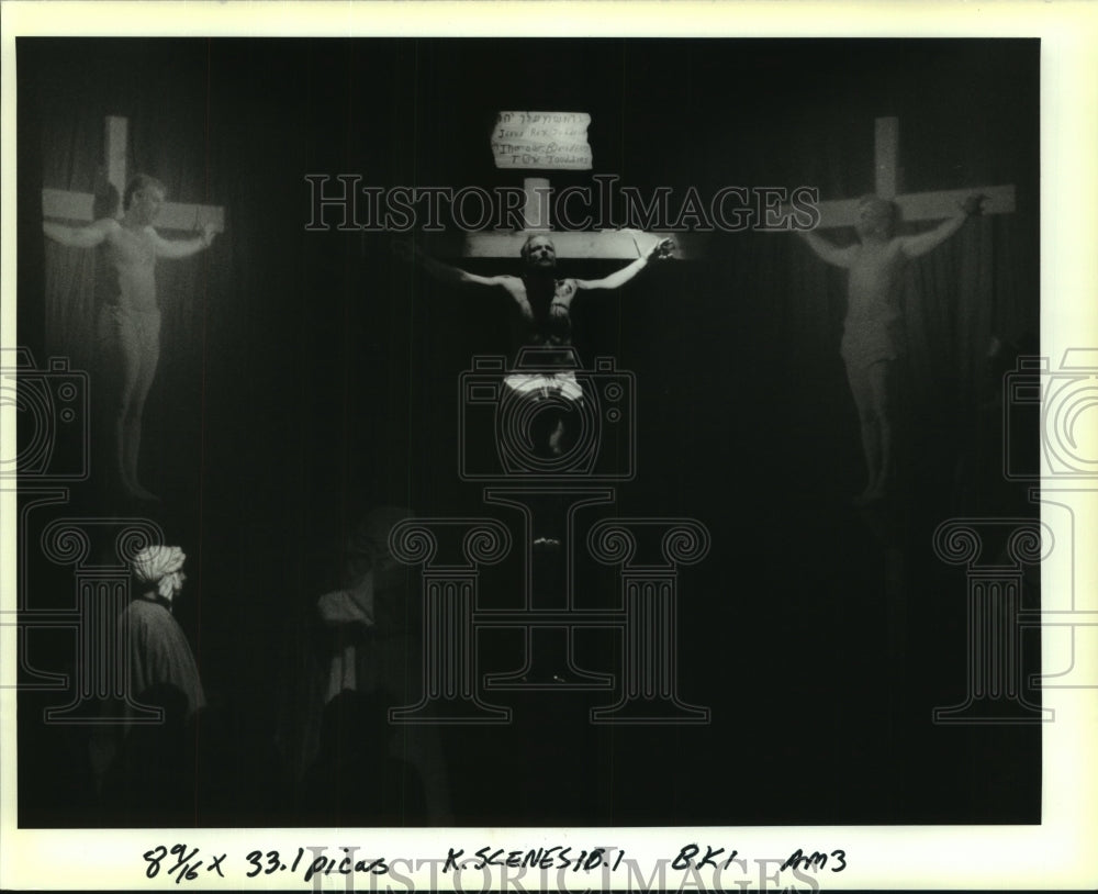 1993 Press Photo Jesus hangs crucified in the Easter play Scenes of Christ. - Historic Images