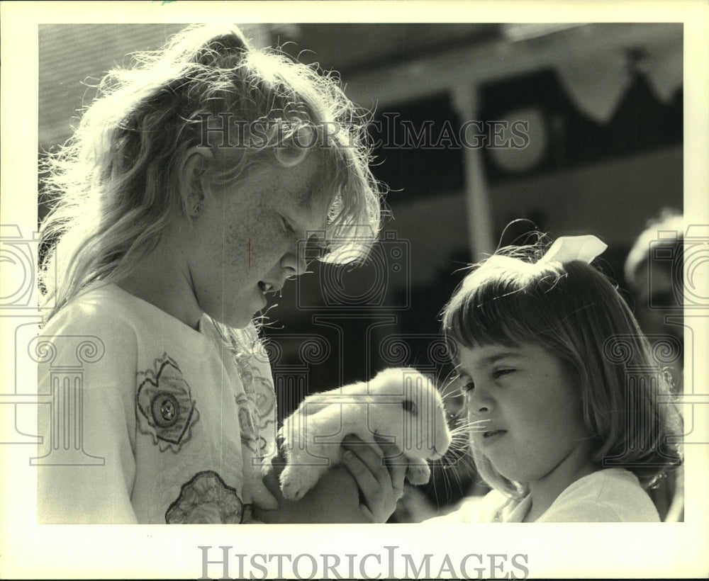 1991 Press Photo Katie Collier and Mollie Randal at Madisonville Easter hunt. - Historic Images
