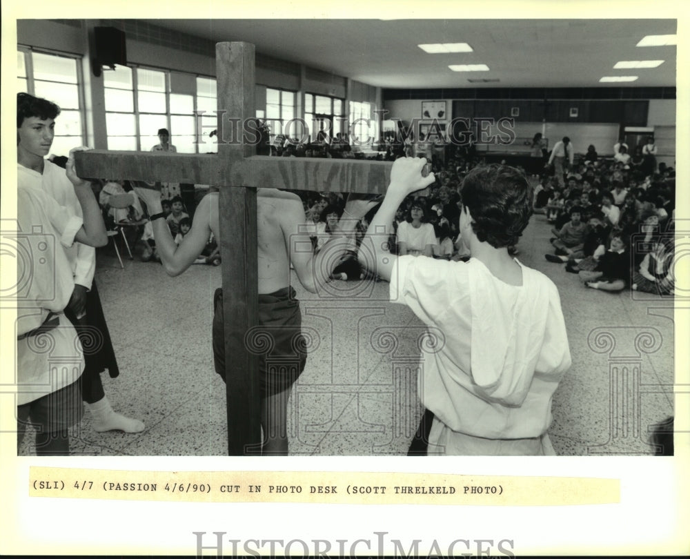 1990 Press Photo A group of school children performing in an Easter Passion play - Historic Images