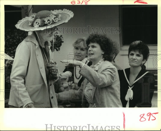 1989 Press Photo Annie Robertson and Charlotte Growder at Easter Gala Program. - Historic Images