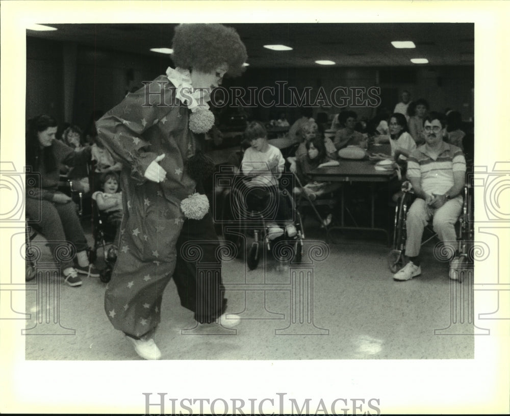 1989 Press Photo A clown from Holy Trinity Lutheran Church performs at Easter. - Historic Images