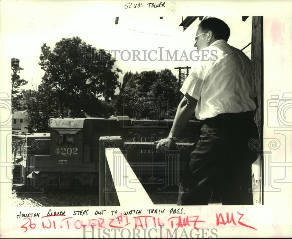 1985 Press Photo Houston Glover, train traffic controller at Illinois Central. - Historic Images