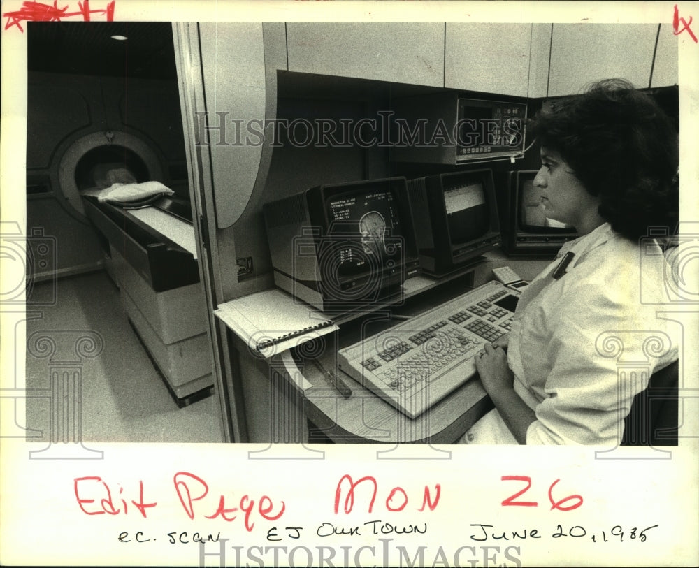 1985 Press Photo Anna Wehle looks at MRI image of patient at Jefferson General. - Historic Images