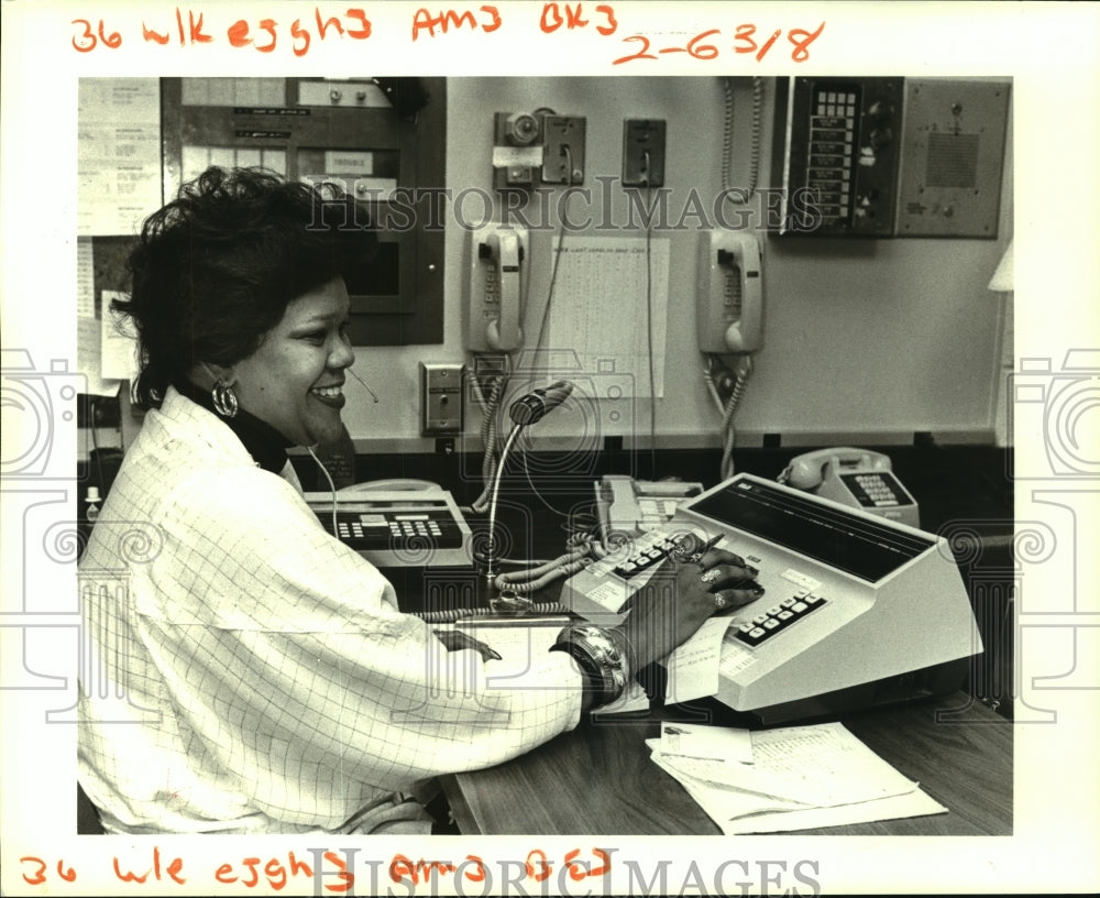 1988 Press Photo Switchboard operator at East Jefferson Hospital in Metairie. - Historic Images