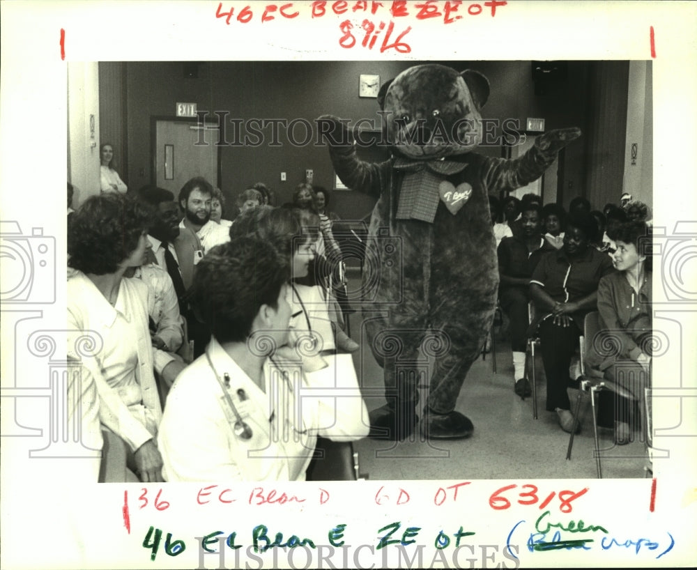 1986 Press Photo East Jefferson General Hospital promotes program for employees. - Historic Images