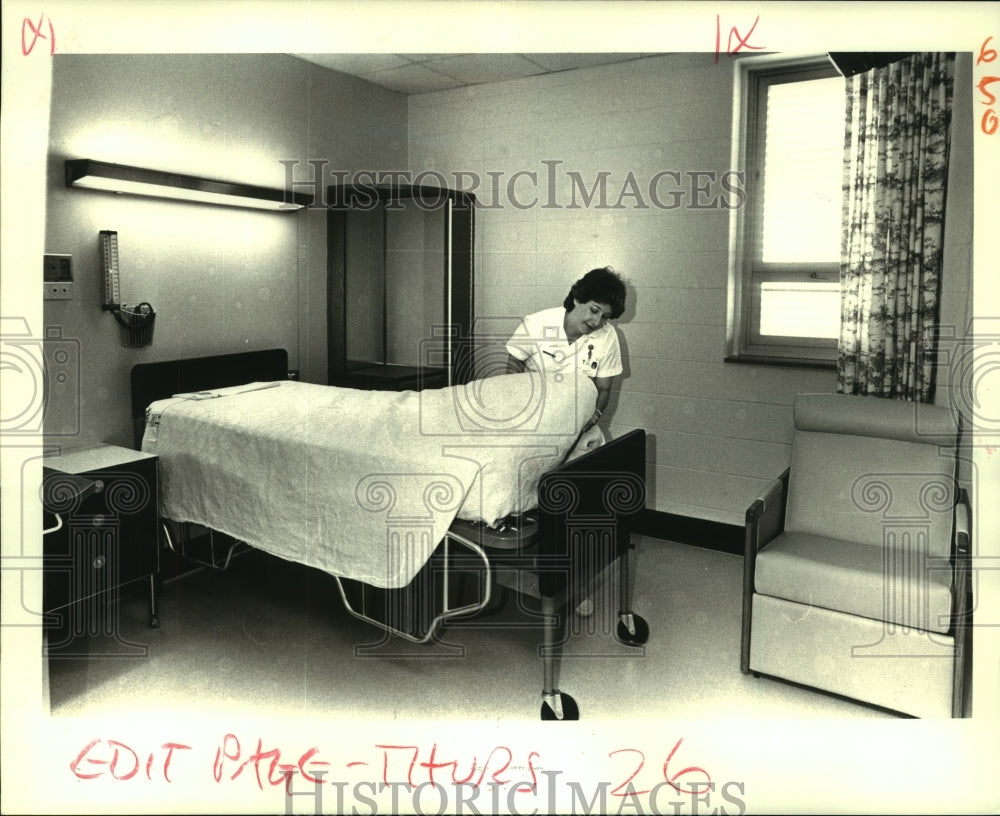 1986 Press Photo R.N. Laurie Bullinger prepares room in new specialty unit. - Historic Images