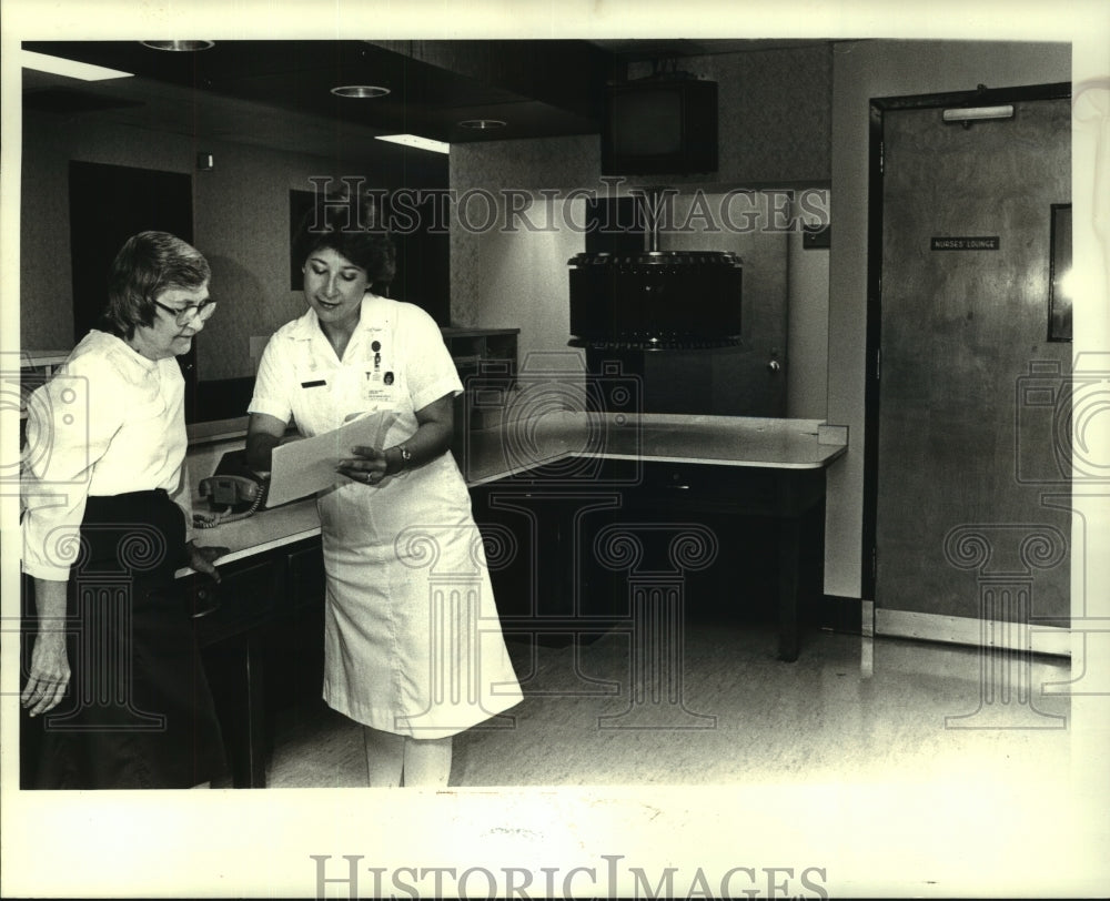 1986 Press Photo Barbara Beebe &amp; Laurie Bullinger at East Jefferson Hospital. - Historic Images