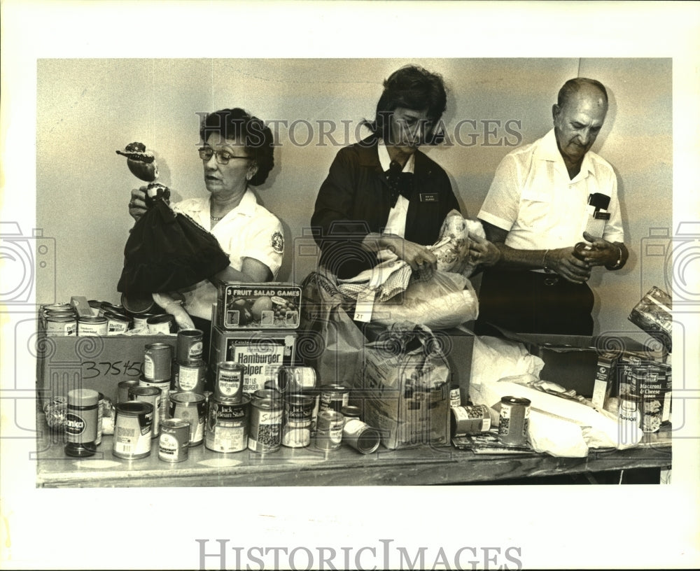 1986 Press Photo Volunteers at East Jefferson Hospital sort food and clothes. - Historic Images