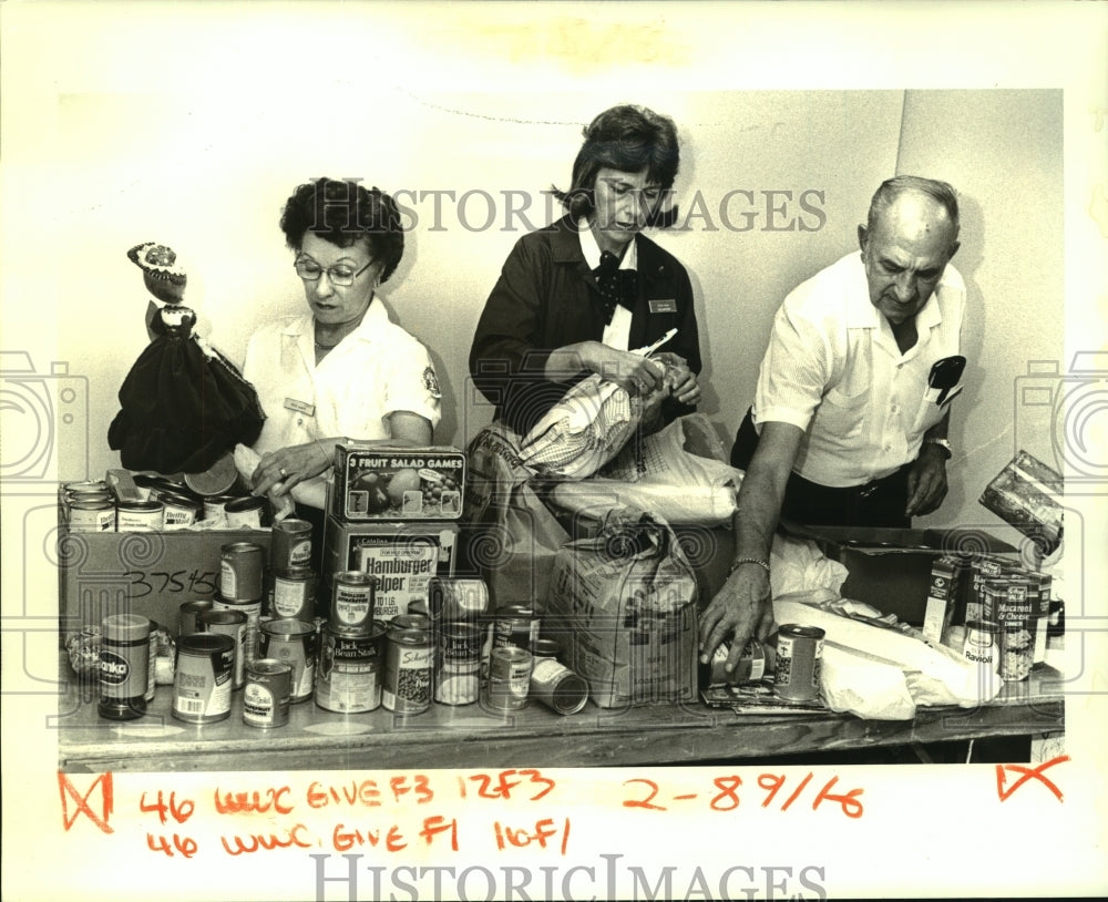 1986 Press Photo Volunteers at East Jefferson General Hospital sort donations. - Historic Images