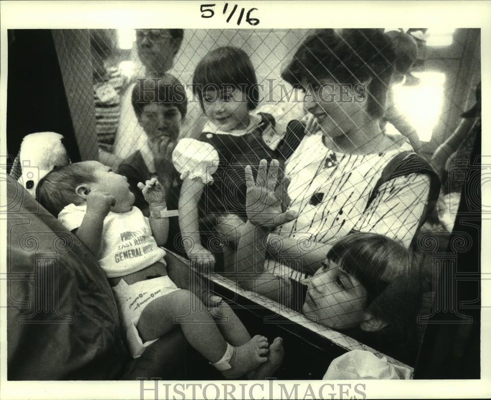 1984 Press Photo A group of youngsters and an expectant mom at E.J. Hospital - Historic Images