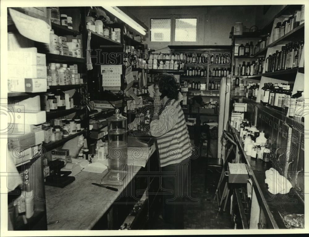 1981 Press Photo Pharmacist takes orders by phone in old-fashioned drugstore. - Historic Images