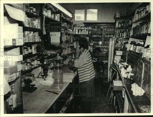 1981 Press Photo Pharmacist takes orders by phone in old-fashioned drugstore. - Historic Images