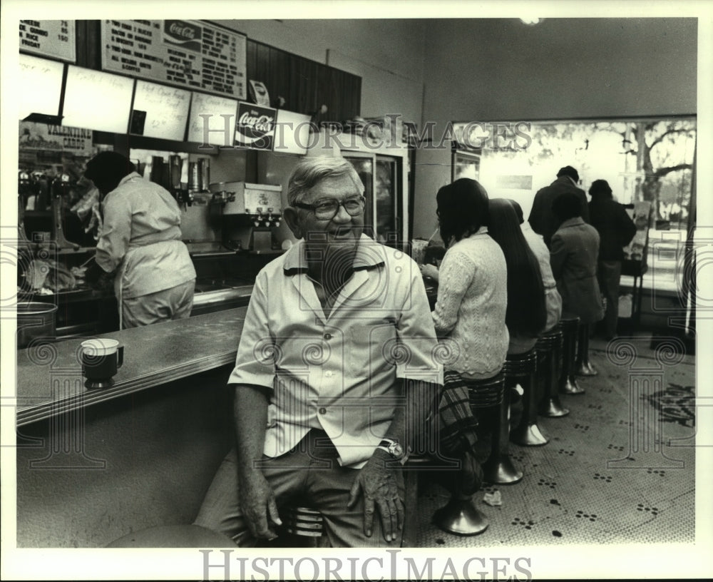 1981 Press Photo Old-fashioned drugstore lunch counter where you sit on stools. - Historic Images