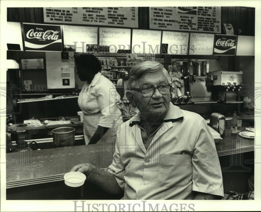 1981 Press Photo Old-fashioned drugstore lunch counter, visit and drink coffee - Historic Images